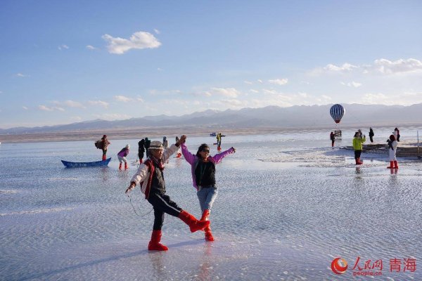 贝格富 茶卡盐湖迎游人